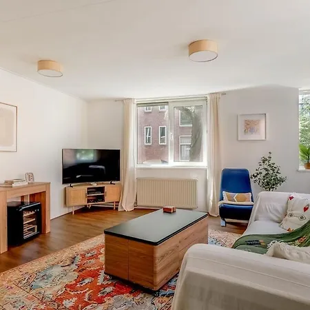 Sunny And Spacious 1br Flat In Trendy Oost 10 Min To Center アパート アムステルダム